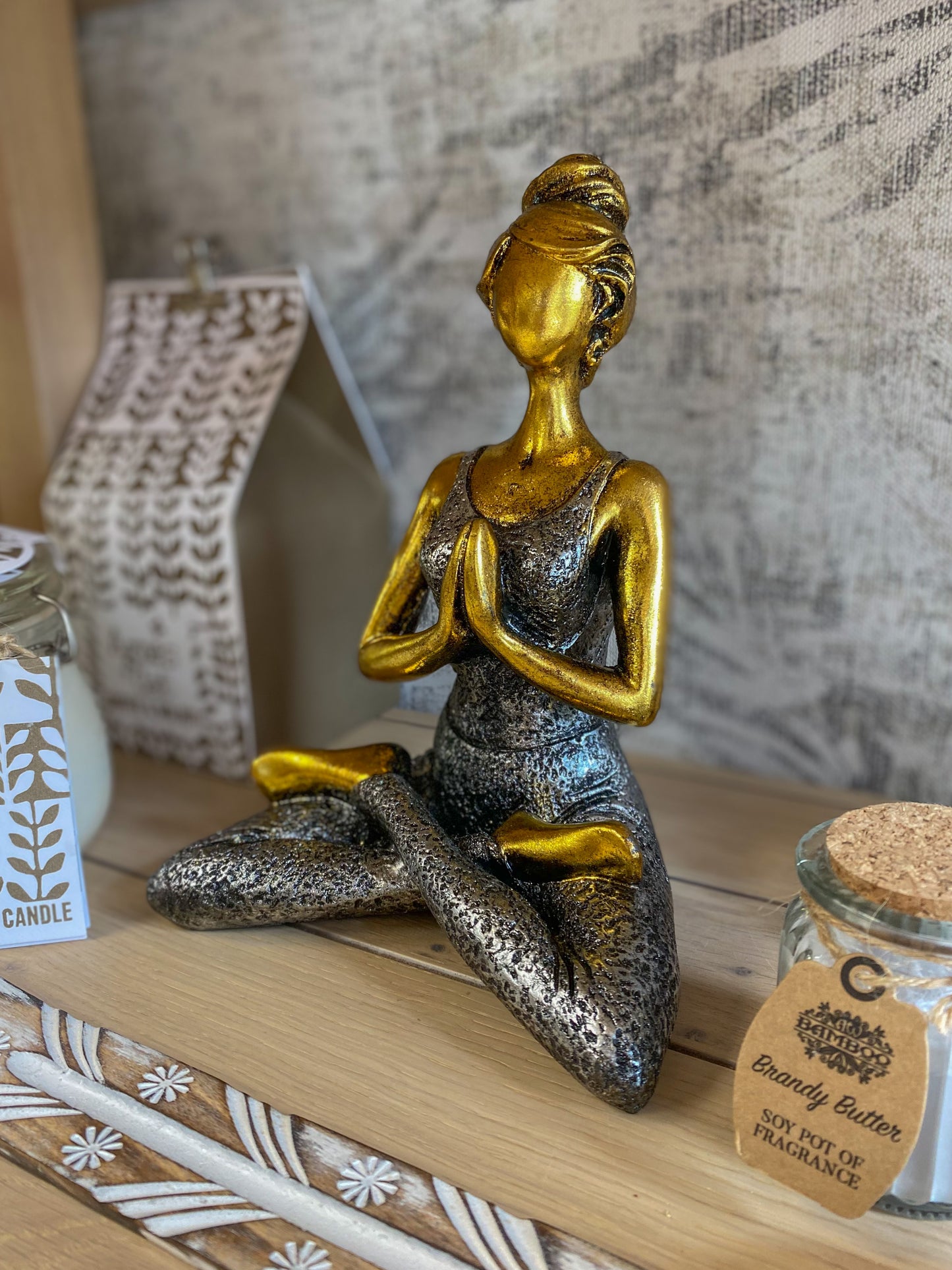 “Yoga lady” statula