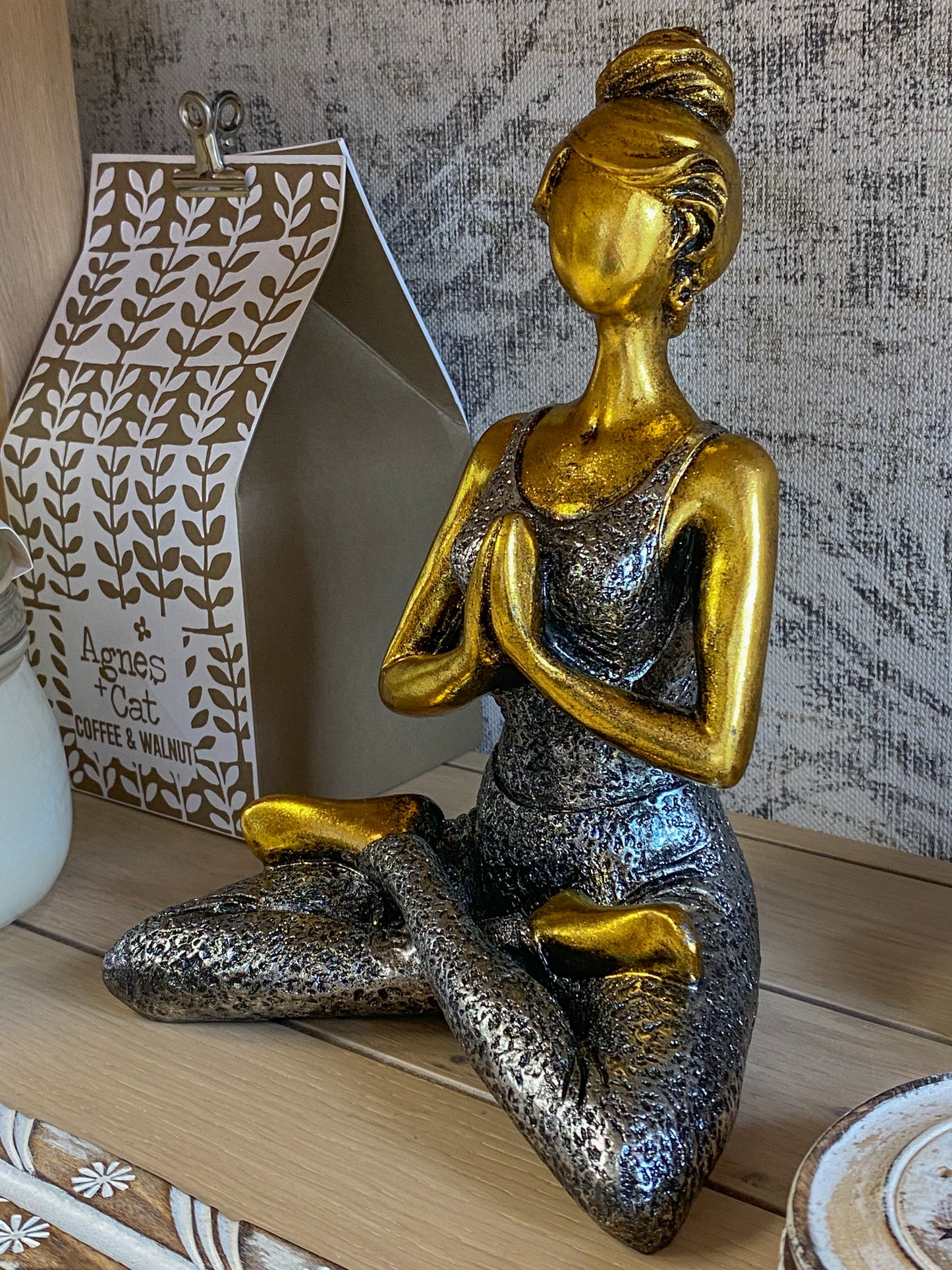 “Yoga lady” statula