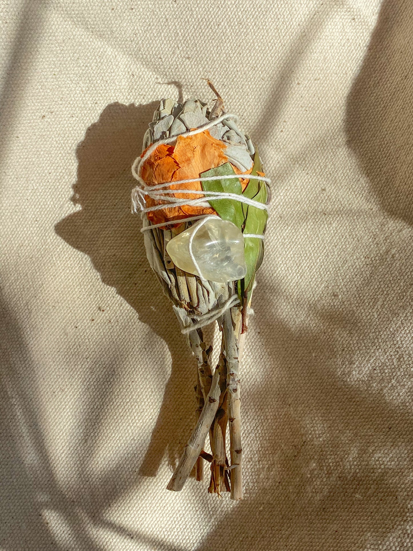 Baltasis šalavijas (10cm) su citrino kristalu