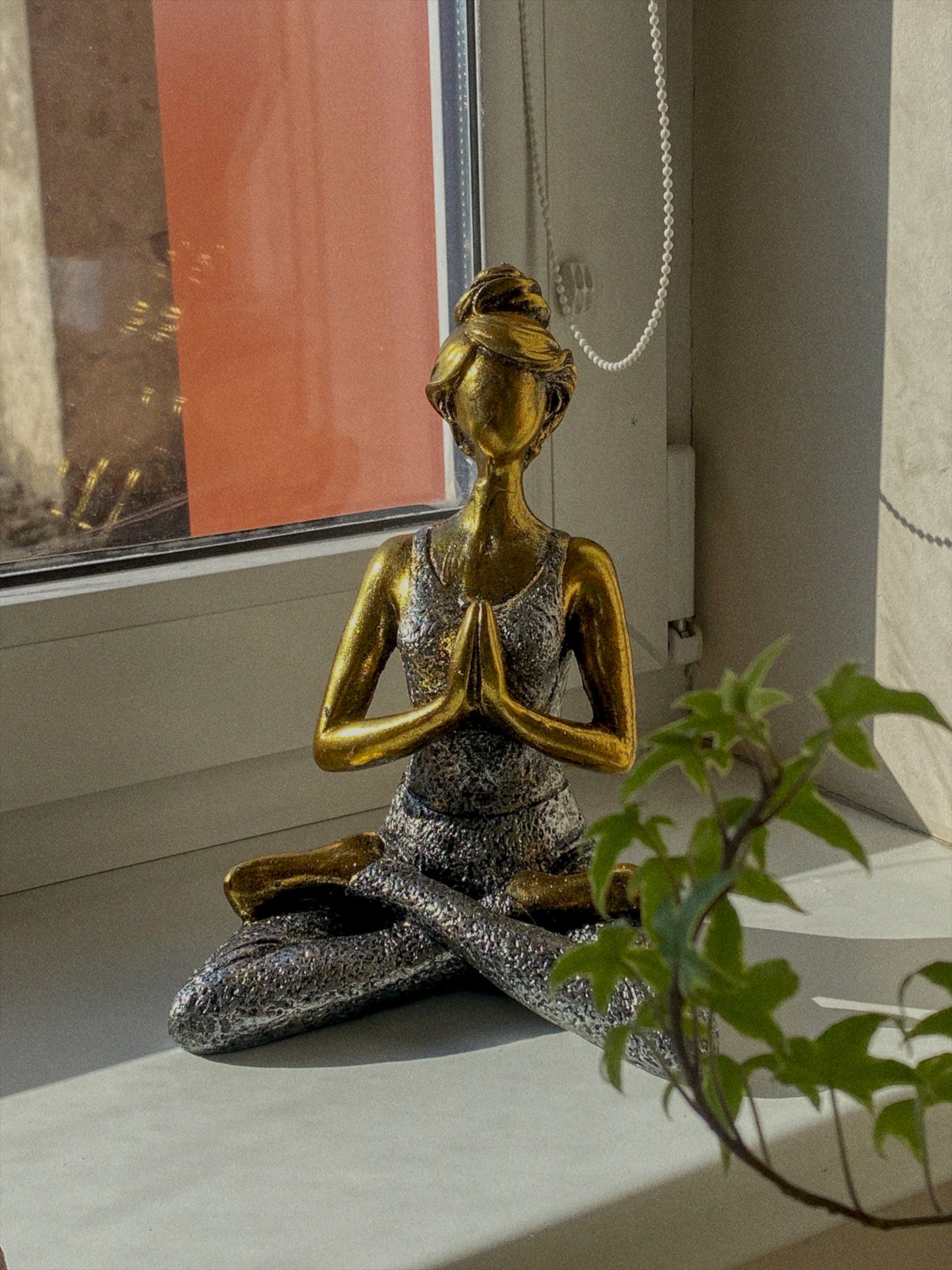 “Yoga lady” statula