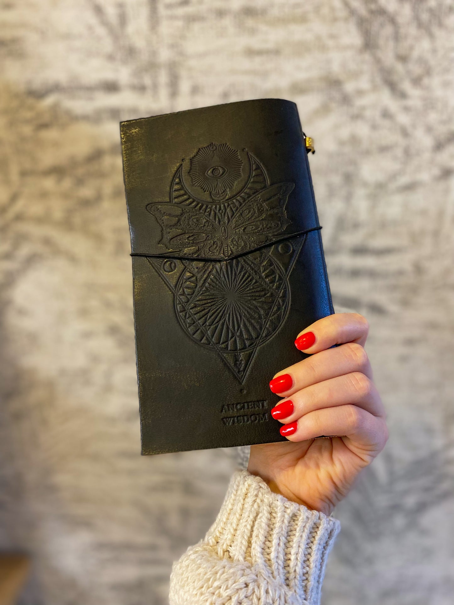 Rankų darbo odinė užrašinė “My book of spells and other thoughts”