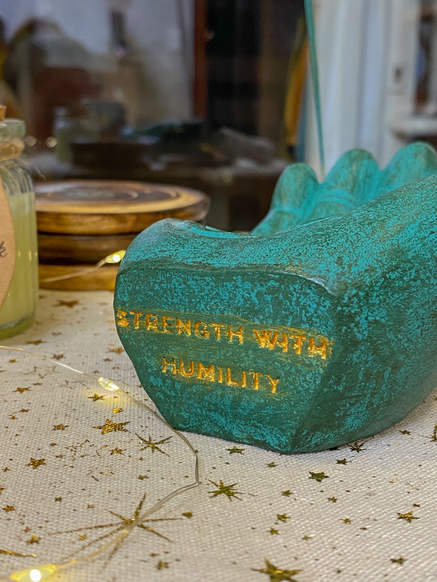 Akmeninė žalios spalvos smilkalinė "Atvira ranka"