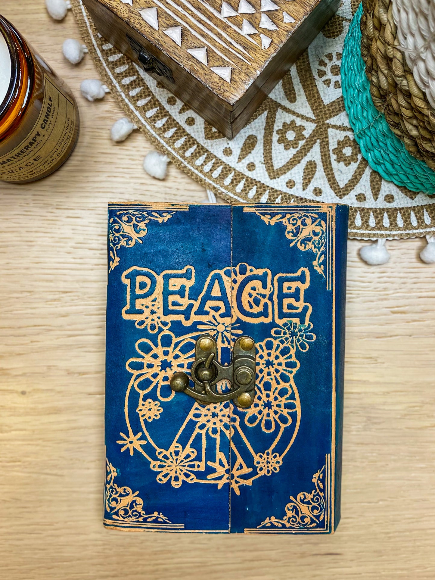 Rankų darbo odinė užrašų knygutė “Peace”