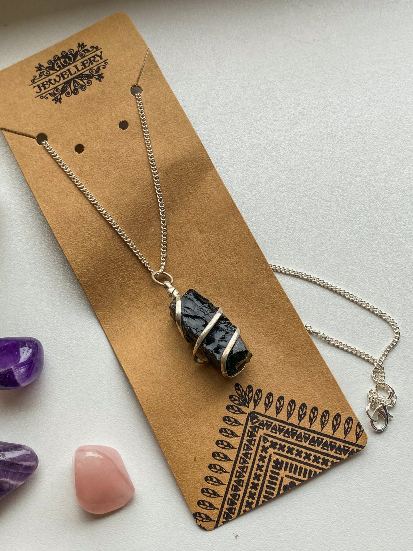 Grandinėlė ant kaklo su onikso akmeniu