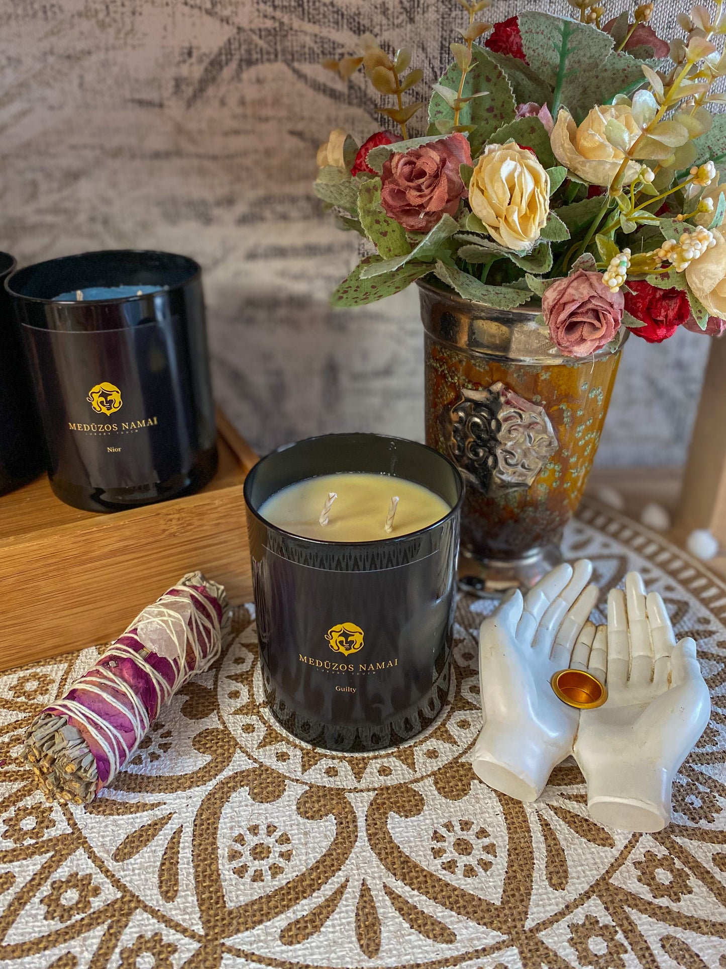 Aromatinė rankų darbo žvakė "Medūzos guilty"
