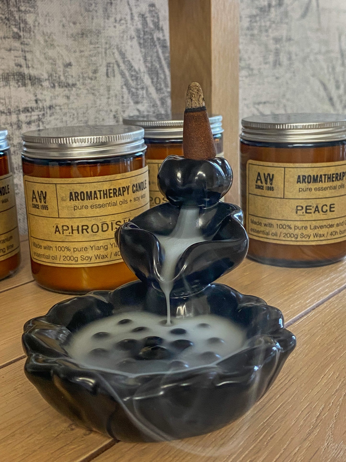 Baltojo šalavijo atgalinio srauto kūginiai smilkalai