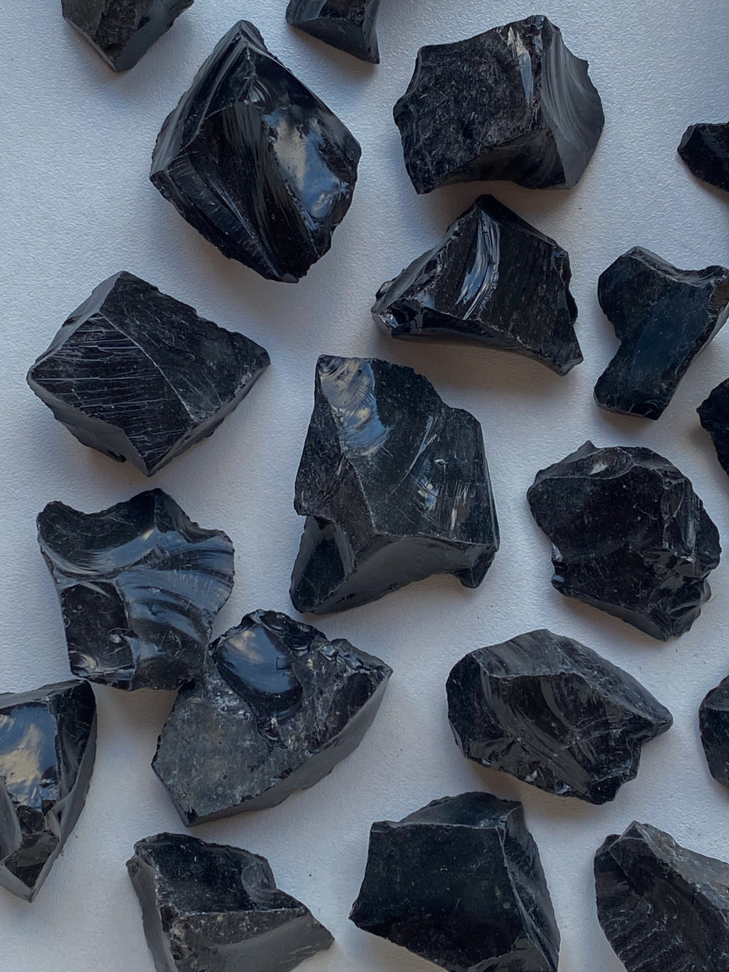 Nešlifuotas juodasis obsidianas