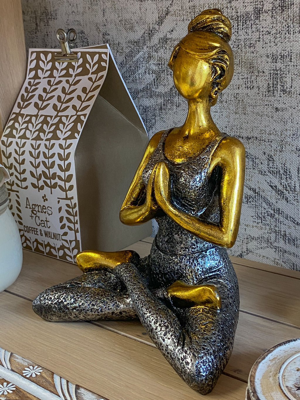 “Yoga lady” statula
