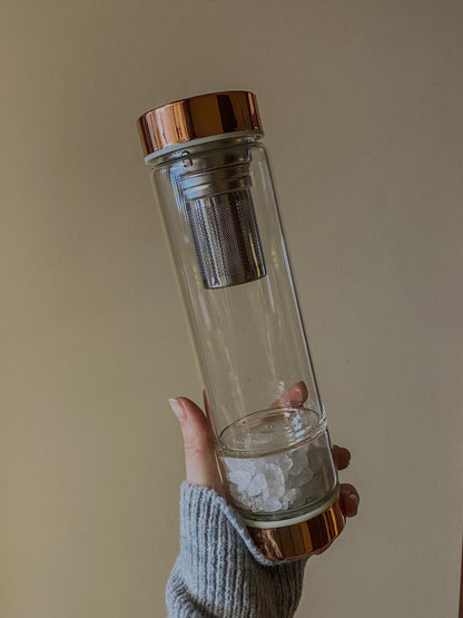 Stiklinė arbatos gertuvė su kristalais