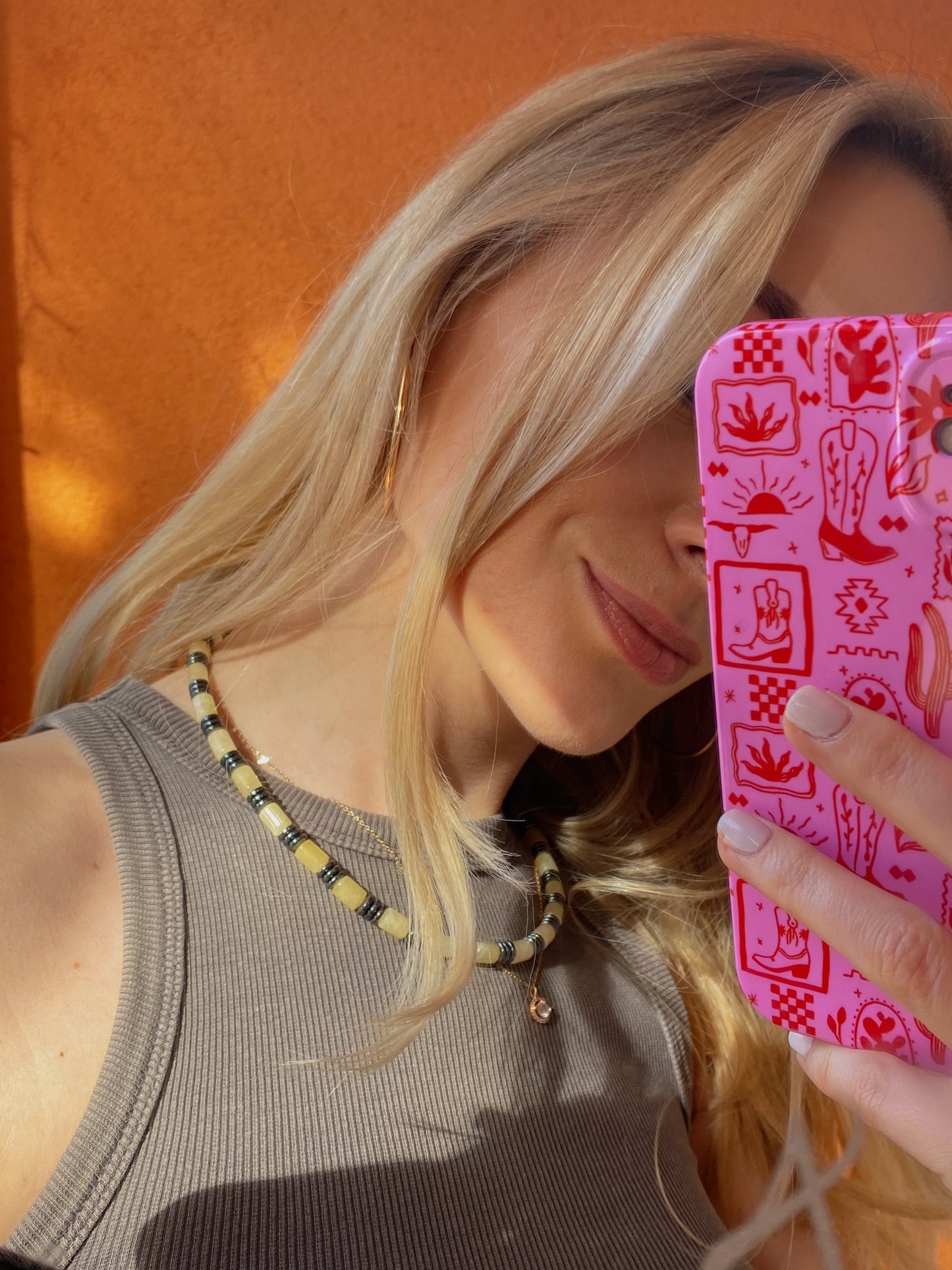 Grandinėlė su geltonuoju kalcitu ir hematitu