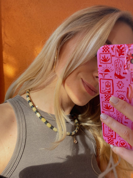 Grandinėlė su geltonuoju kalcitu ir hematitu