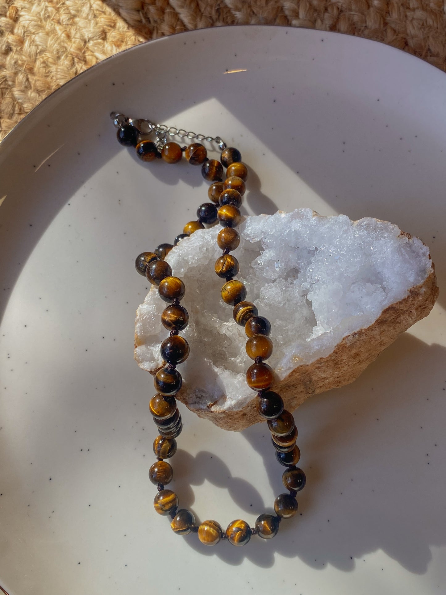 Grandinėlė puošta tigro akies kristalais