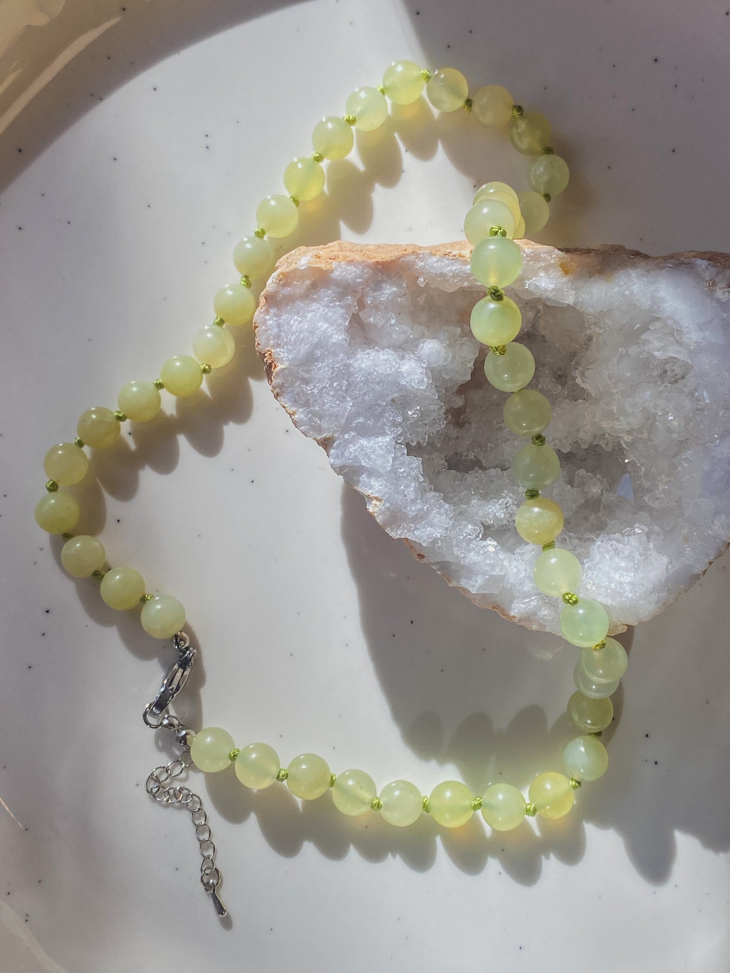 Grandinėlė puošta nefrito kristalais