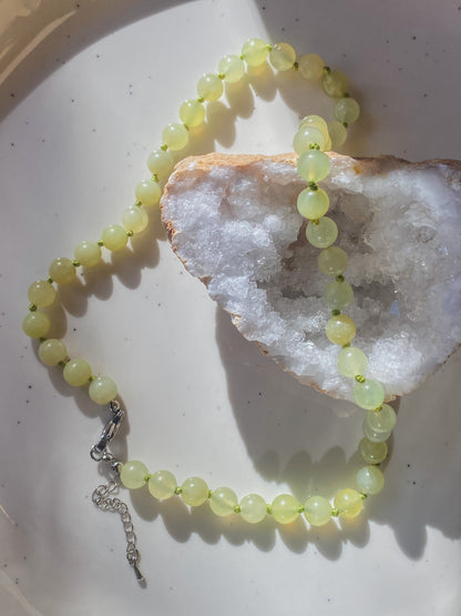 Grandinėlė puošta nefrito kristalais