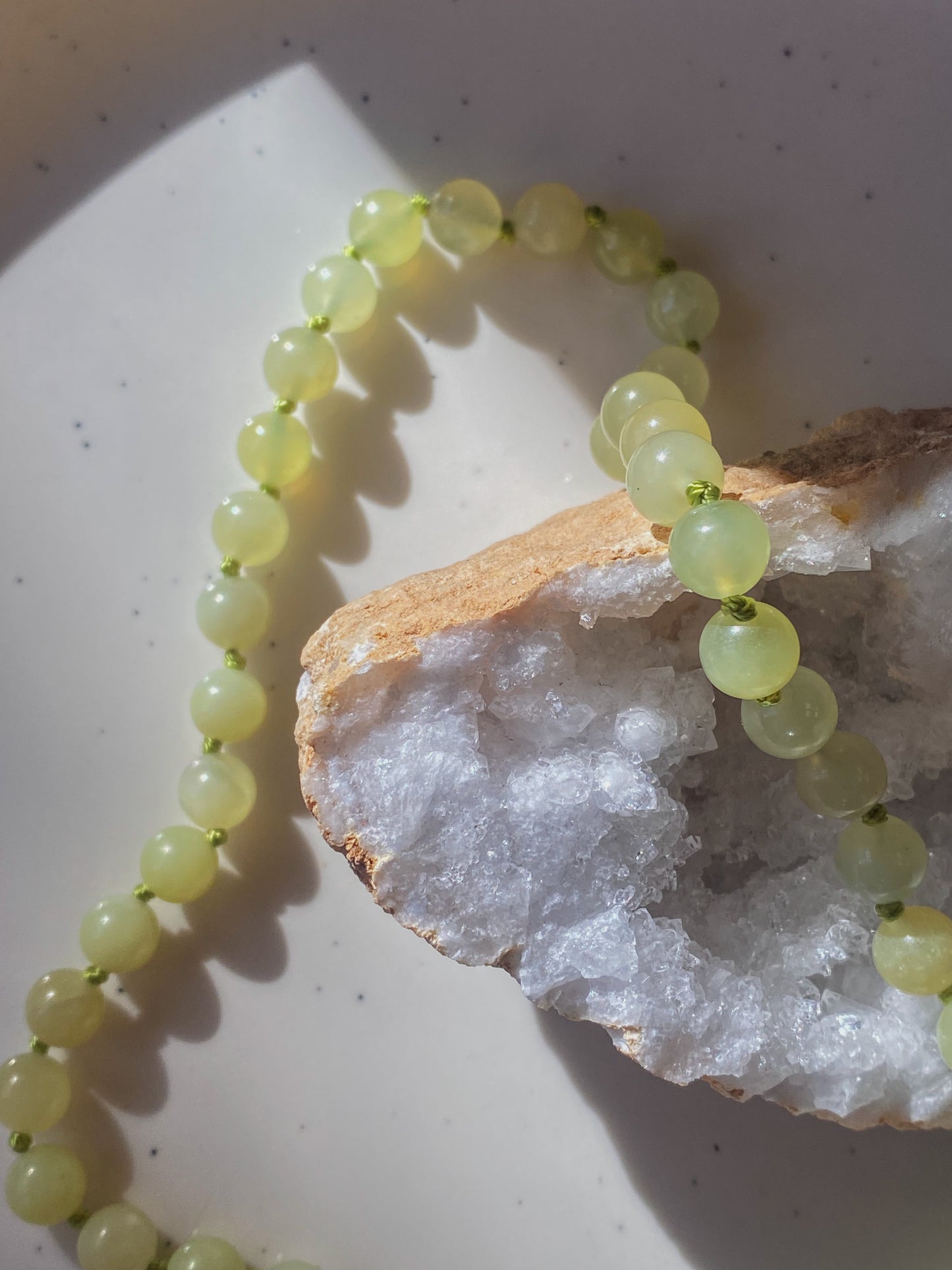 Grandinėlė puošta nefrito kristalais