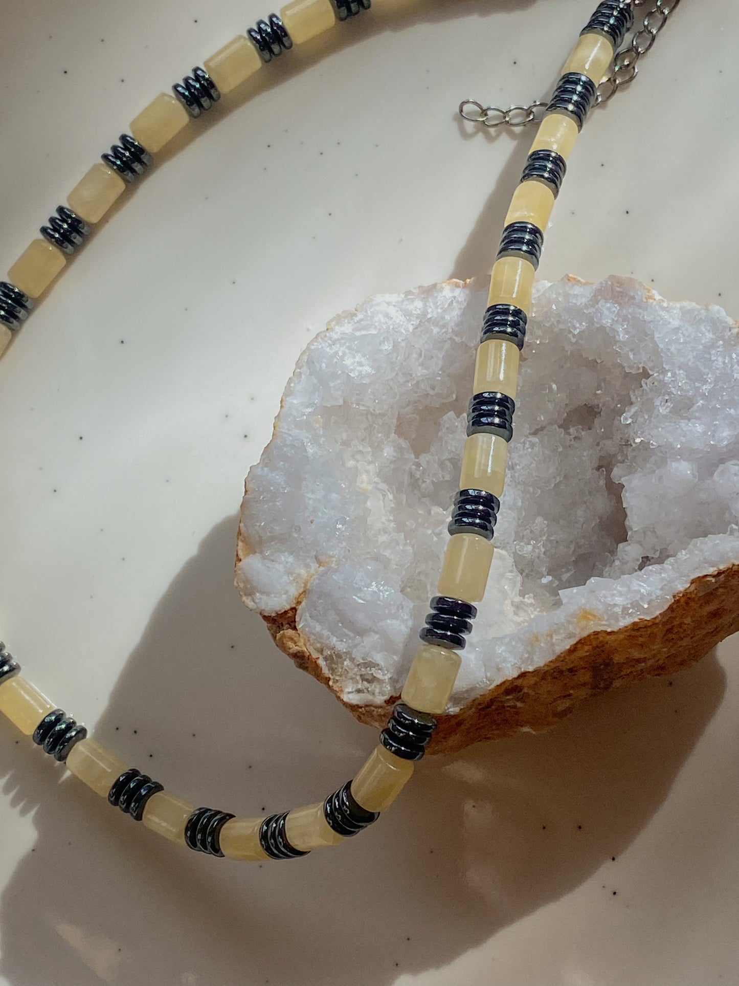 Grandinėlė su geltonuoju kalcitu ir hematitu