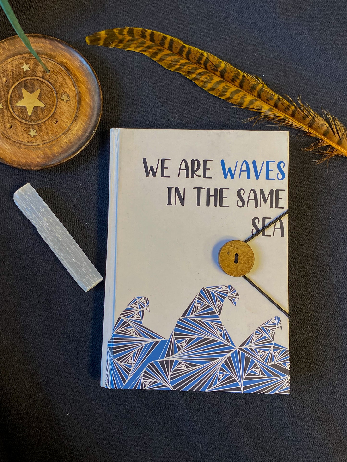 Rankų darbo užrašinė “We are waves in the same sea”